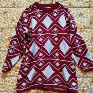 Vintage stickad tröja  - Lång stickad vintage tröja från Tutti Frutti.  Kan också ha den som klänning!  Fint skick. Lite nopprig bara, då den har många år på nacken.  Storlek Medium. L 78cm. Ärm från hals 74cm. B 55cm men jättestretchig.