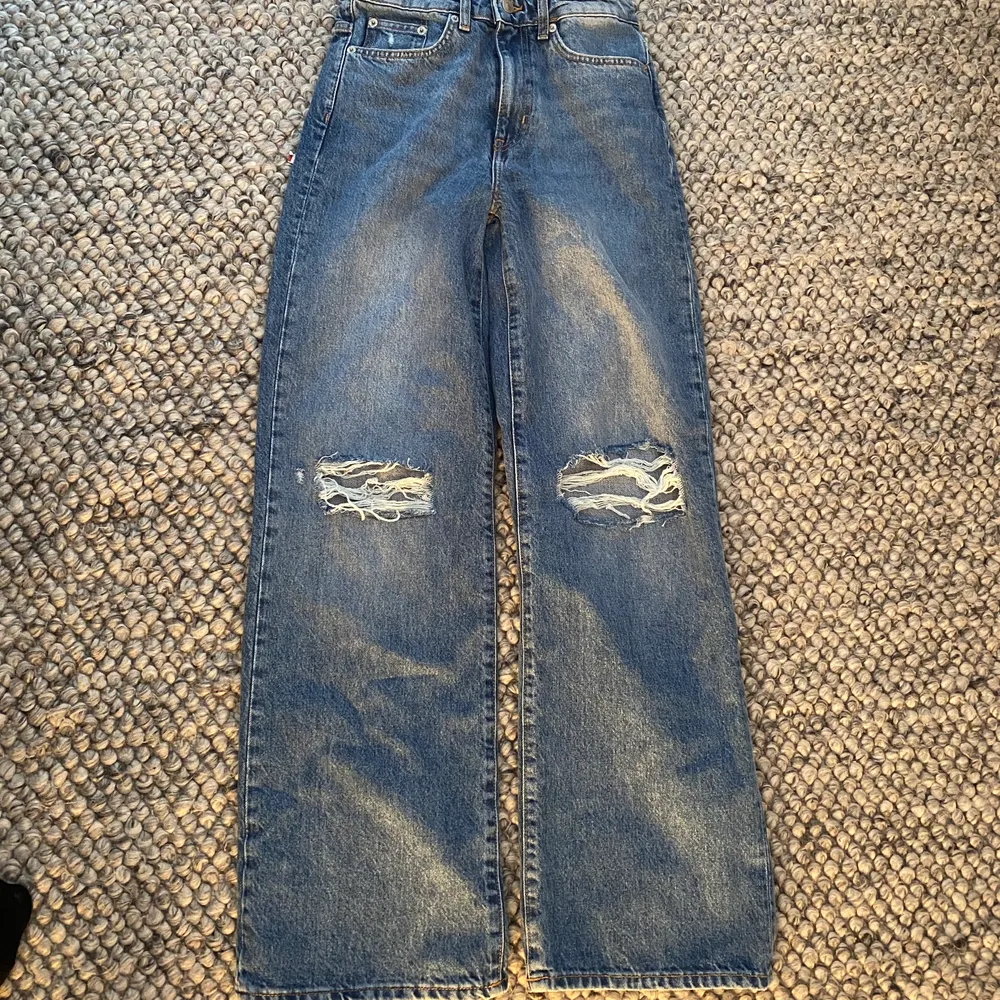 Wide jeans helt nya med lappar kvar. Storlek S. Pris 180kr eller bud!💞💞 frakt tillkommer. Jeans & Byxor.