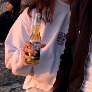 Sweatshirt från Urban outfitters  - Snygg sweatshirt med tryck på som är broderat, storlek M🤍 Buda från 150