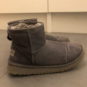 Ugg - Vintersko från Ugg Australia i storlek 36. Kan mötas upp i centrala Västerås eller Leksand. Skickas på poster mot en fraktkostnad på +69 kr. - Finns på fler sidor.  - Tar endast emot betalning via swish.