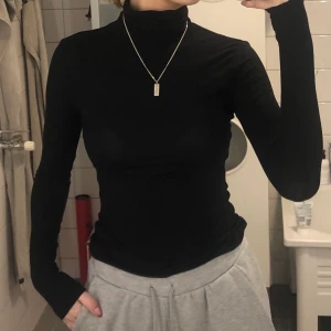 Svart polotröja - Svart långärmad tröja med polokrage från H&M. Väldigt mjukt material mot det tunnare hållet. Köparen står för frakten🌸