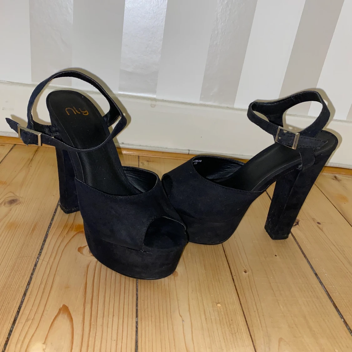 Snygga högklackar i svart.  - 90