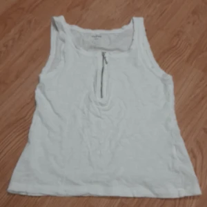 Linne - Från Monki, XS. Andvänd 1-2 gg och är i bra skick. Skriv vid intresse🤗👍🏼