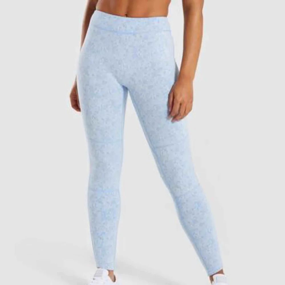 Supersnygga gymshark tights i storlek S, storlekarna är ganska flexibla då de är mycket stretch. Aldrig använda och i jättebra skick! Köparen står för frakten.. Jeans & Byxor.