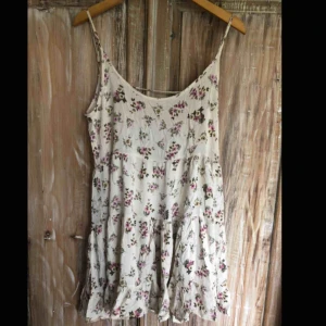  - Blommig Brandy Melville klänning med öppen rygg. Fint skick! Frakt ej inkluderat. 