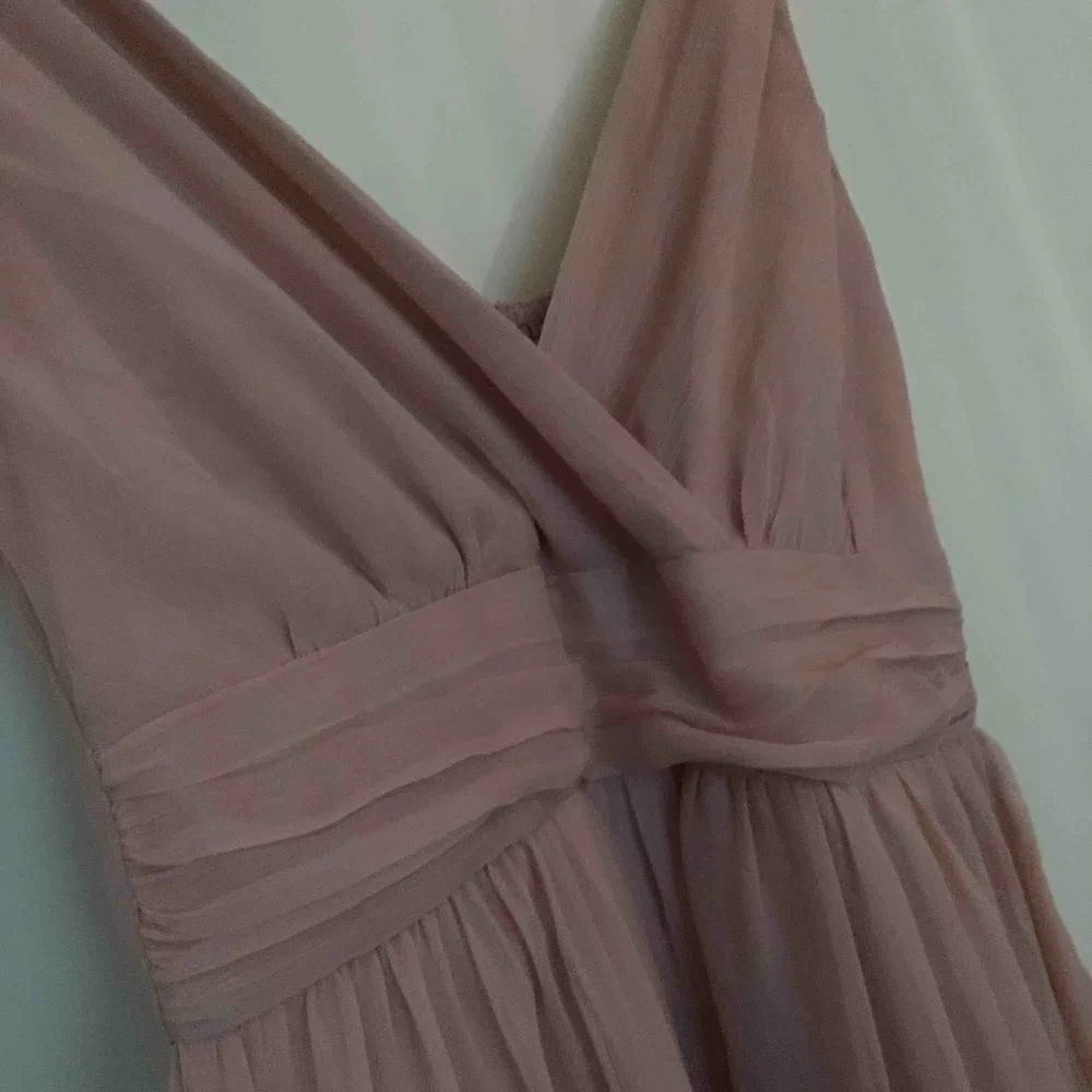 Otroligt fin långklänning. Jätte vacker puderrosa färg. Använd vid ett tillfälle✨✨original pris 600 . Adjustable band!. Klänningar.
