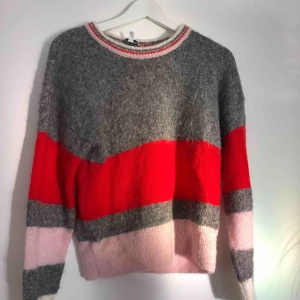  - Stickad tröja från & other stories. Skönt material! Sparsamt använd <3 