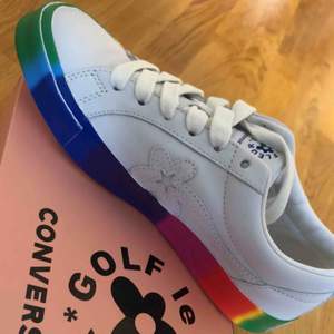 Golf Le Fleur Converse -skor OANVÄNDA i kartong. Säljer dem pga att jag fick dem, men de är inte riktigt min smak 🤷🏻‍♀️