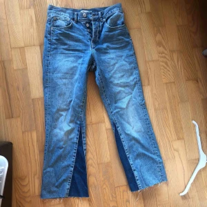  - Perfekt flare jeans, lite kortare, säljes pga för små:/ perfekt skick! Hur fin jeansfärg som helst!