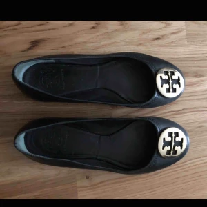  - Tory burch ballerina svarta med guld. Använda 2 gånger. Köpta på NK. 