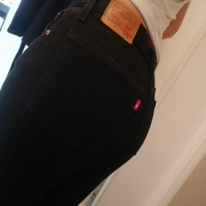  - Snygga svarta levis 501 jeans! Storlek W27 L30, materialet är bomull 🌼