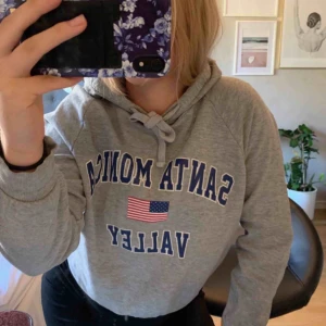  - Säljer denna fina hoodie från Ginatricot i storlek S. Den är i fint skick men kommer inte till användning hos mig.