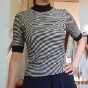  - Snygg randig topp/tröja med halvpolo/turtleneck från Monki. Mycket gott skick.  Möts upp i Sthlm eller fraktar mot portoavgiften. Svarar gärna på frågor om plagget:)