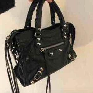  - Balenciaga ”City Classic”, köpt för 16 495kr säljer nu för halva priset. Ser ut som ny, den är 4 månader gammal