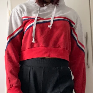 Croppad hoodie - En kroppad hoodie ifrån bikbok. Inte så använd och i jättebra skick. Bra längd i ärmarna och it thight på kroppen. Säljer pga använder inte 