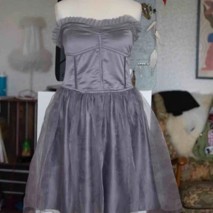  - Jättefin steampunk inspirerad klänning från BikBok. Model Duchess. Använd 2ggr. Köparen står för frakt. 