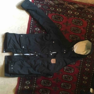  - Varm fjällrävenjacka med teddyfleece-foder kommer inte till användning så jag säljer den. Begagnad i mycket gott skick förutom att mitt namn står i. Köparen står för frakt eller möts upp i stockholm. nypris 3499
