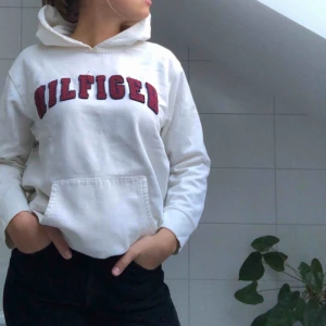  - Storleken inuti hoodien står XL för åldrarna 16-18 och den passar bra för mig som vanligtvis är en S/M. Detta är en vit hoodie från Tommy Hilfiger med ”Hilfiger” broderat i mitten av tröjan. 