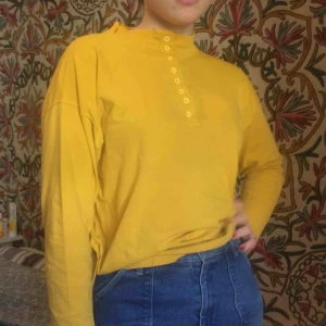  - Mysig gul tröja med fina knappar i kragen. Fint skick!