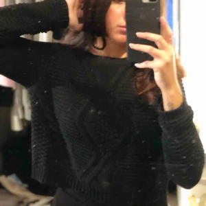  - Svart stickad tröja med fint mönster på! Dm vid intresse 🥰