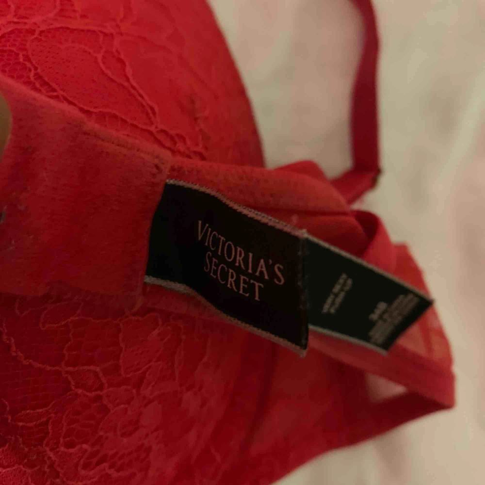 Supersnygg röd spets BH från Victorias Secret, använd någon enstaka gång så i bra skick 😍 Pushup i den. Frakten ligger på 35kr . Övrigt.
