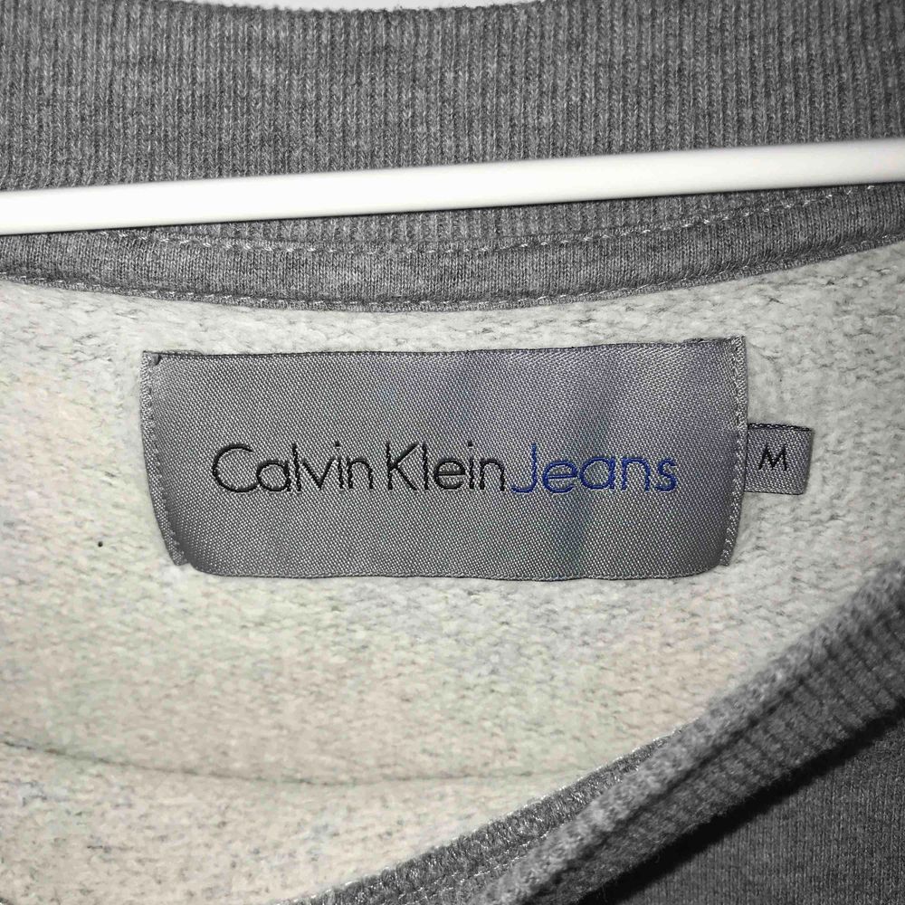 Mörkgrå Calvin Klein sweatshirt, Storlek M, Nästan oanvänd, nypris 1000kr, köparen står för frakt. Tröjor & Koftor.