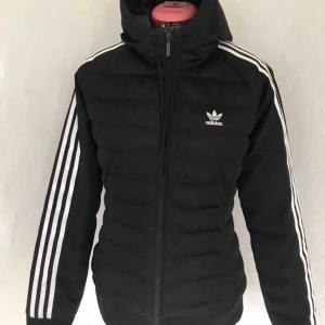  - Jättefin adidas vinterjacka, varm.  Ordinarie pris 899kr. Du står för frakt (70kr)