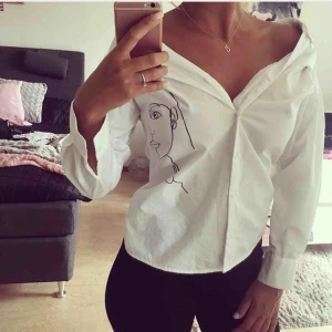  - Skjorta med bar axlar Strl S