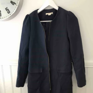  - Snygg mörkblå kappa. Frakt tillkommer