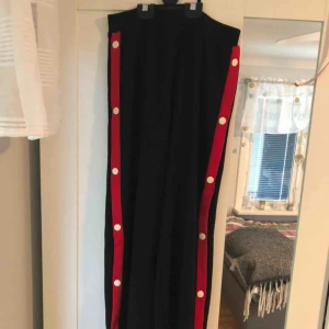  - Ett par fina byxor från Lindex i storlek 158-164 men passar mig bra i längden ( är 1,65 )    Ej upphämtning 