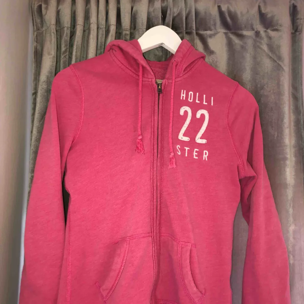 En snygg rosa tröja från Hollister i storlek XS, sitter mer åt S hållet. Bra skick!. Hoodies.