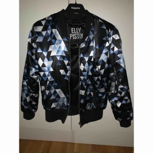  - En fin höst jacka, nappat använd.