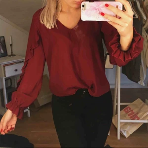  - Mycket fin blus, knappt använd. Säljer pga ej min färg.