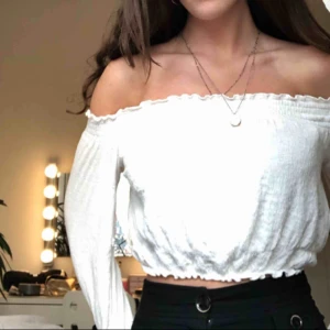  - Skitsnygg vit off shoulder tröja!! Funkar perfekt till vardags och även till fest. Sitter jättebra på och framhäver verkligen ens former. Du står för frakten. 