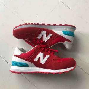  - Röda New Balance sneakers i väldigt gott skick! Dm vid intresse 🥰