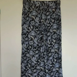  - Jättesköna och fina byxor från bikbok strl S 🌈 Kan skicka fler bilder vid intresse!   Håller på att rensa inför en flytt, kommer att lägga upp massa kläder för ett billigt pris. Kan samfrakta och det går även bra att hämta det på söder i Stockholm där man kan fynda mer hemma hos mig! 🌟