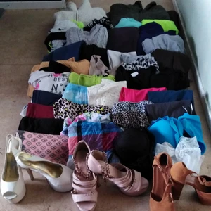  - Klädpaket tjej Storlek S/M någon enstaka  större Skor storlek 36/37 Allt är i fint skick   Totalt 39 plagg och 3 par skor  HÄMTAS I HUSBY BACKE SÖDERKÖPING Snabb hämtning önskas  PAKETPRIS 250:-  2 jackor 5 klänningar 4 koftor 5 långbyxor 1 poncho 2 långärmade 3 kortärmade toppar 2 kjolar 2 shorts 9 linnen 1 bikini 2 stora scarfs 1 par stay-up använda 1 timme 1 spetsbody oanvänd 3 par skor 