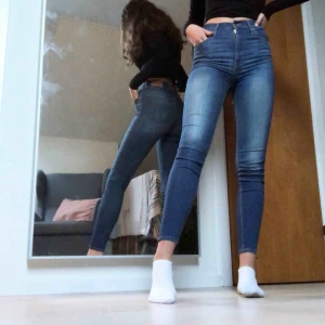  - Skitsnygga blåa Levis jeans! Har använt några enstaka gånger men tyvärr lite för små för mig och ska därför sälja, riktigt bra kvalité och snygga!!  Du står för frakten. 