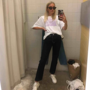  - Supercoola svarta byxor med markerad söm. Använda en gång, så de är alldeles nya. Köpta på Junkyard. Frakt tillkommer 🤗💕