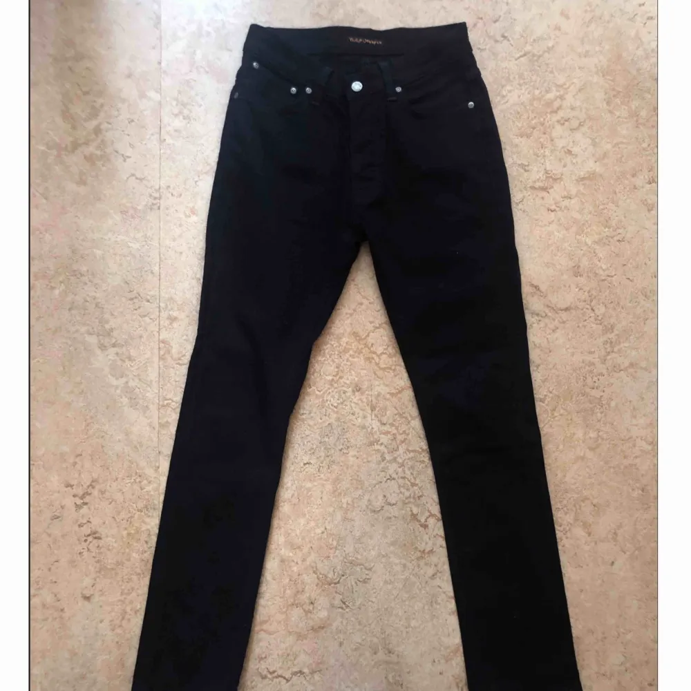 Kolsvarta jeans från Nudie. De är 99% organisk bomull vilket gör att de är jättesköna och lite stretchiga. Tappar inte färg! Är knappt använda. Står 29 men passar nog 28 också.. Jeans & Byxor.