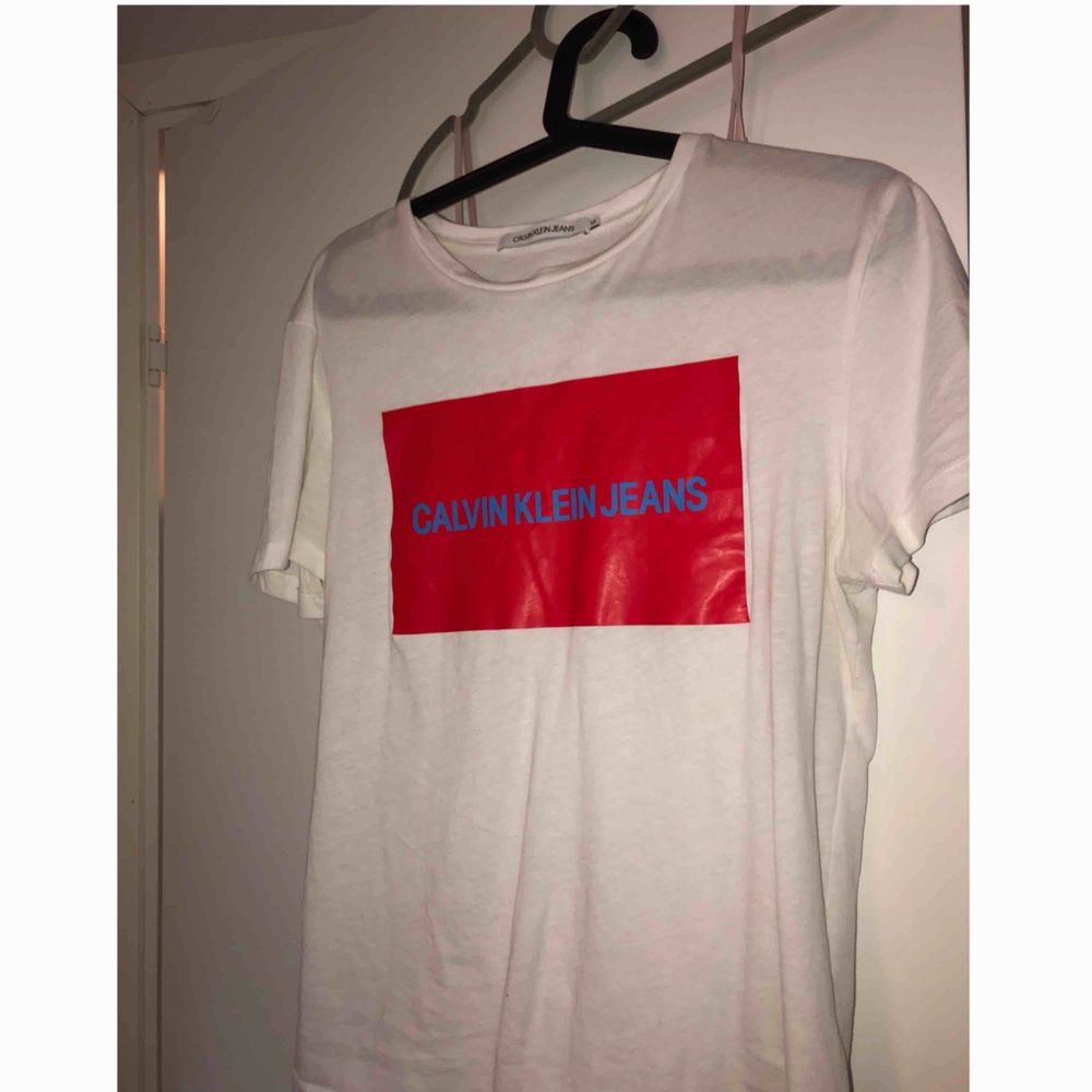 Calvin Klein T-shirt nypris 499kr, använd 1 gång så i nyskick♥️ . T-shirts.