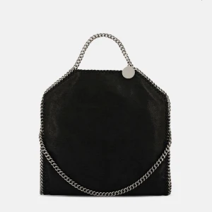  - Väldigt sparsamt använda Stella McCartney falabella väska i den största modellen, perfekt till skolan men också på fest! Så fin väska verkligen👌🏼👌🏼 inköpt på Nathalie schutterman för ca 9000. Pris kan diskuteras