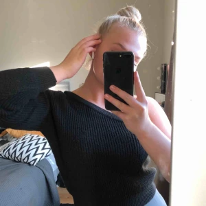  - Säljer en trendig oneshoulder-top från Boohoo i stickat material! Storleken är S/M men sitter mer som en S, och den är något kortare än en normal tröja, vilket bara blir snyggt enligt mig!😄