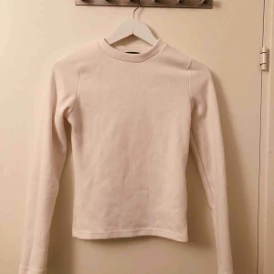  - vit ribbad långärmad tröja ifrån Bikbok 🌸 köparen står för frakten! 