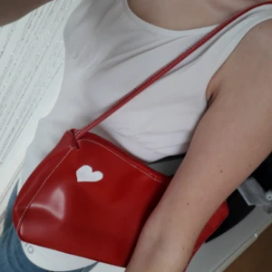  - Söt retroväska köpt secondhand här! Unik och perfekt rymlighet! Ett riktigt 90's fynd. Frakt: 63:- spårbart. Flyttar nu slutet av OKT så köp innan! Kram!