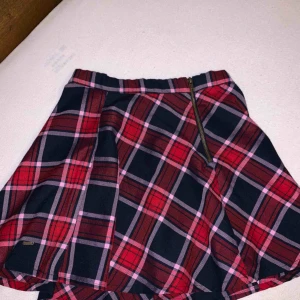  - Fin kjol i från Hampton republic. Sparsamt använd och passar mig som är en XS/S i storlek överlag. Frakt tillkommer<3