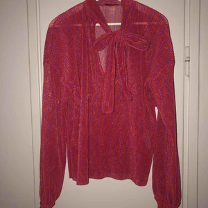  - Oanvänd blus från Zara. Rak i modellen & lätt balongarm