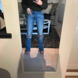  - Byxor från crocker, utsvängda med hål på knäna, dragkedjan är trasigt men löst med en hårsnodd som funkar toppen 