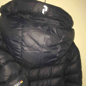  - Peak performance W Frost Down Parka, gammal modell.  Nypris 3799kr. Superfint skick då den knappt använts.  Ena fickans dragkedja strular lite därav det billiga priset. Frakten ingår ej i priset 💕i