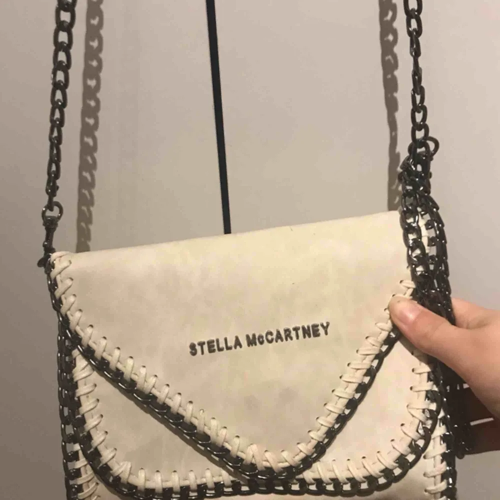 Väska från Stella McCartney (fejk) aldrig använd.. Väskor.